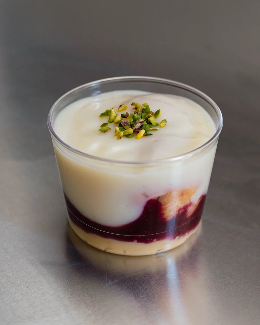 Beyaz Çikolatalı ve Orman Meyve Soslu Profiterol Cup