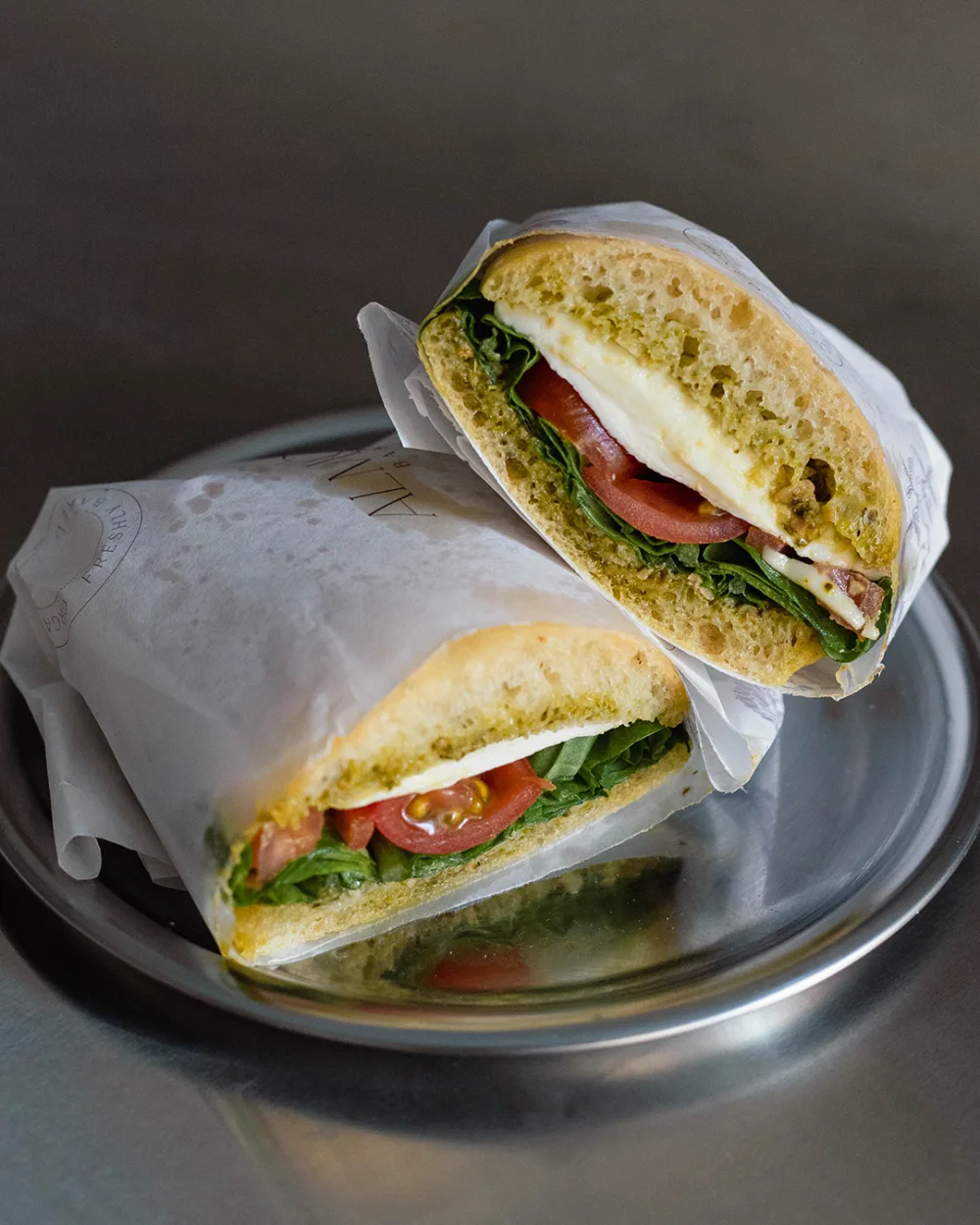Pesto Soslu Mozarellalı Ciabatta Sandviç