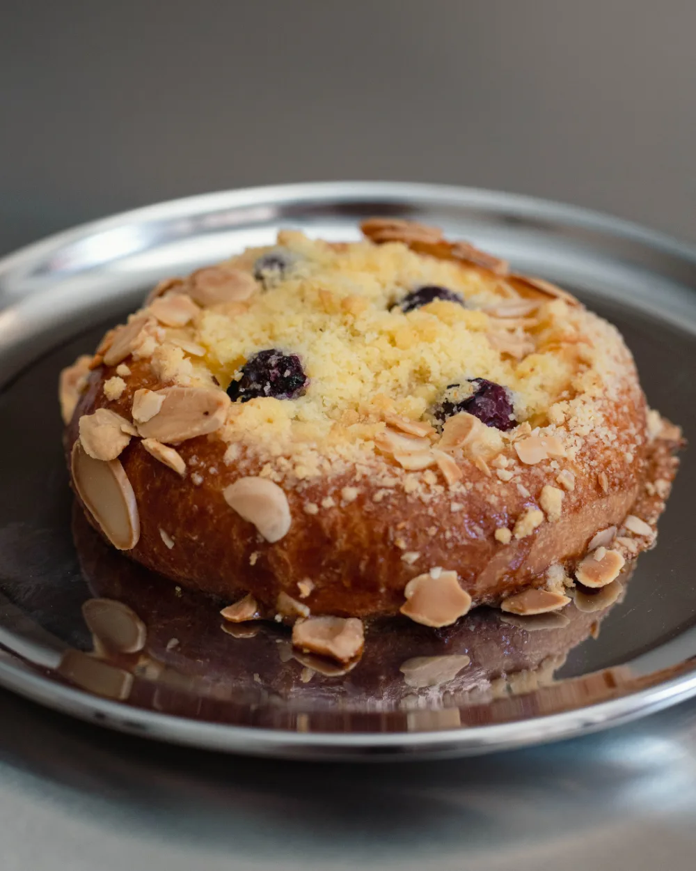Yaban Mersinli ve Pastacı Kremalı File Bademli Brioche